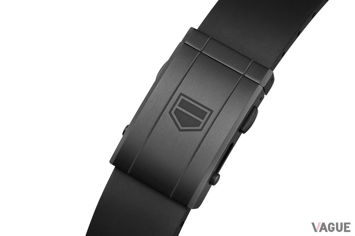 一体型のラバーストラップはモータースポーツからインスピレーションを得てデザインされたもの。ブラックDLCを施したチタン製フォールディングバックルを備える