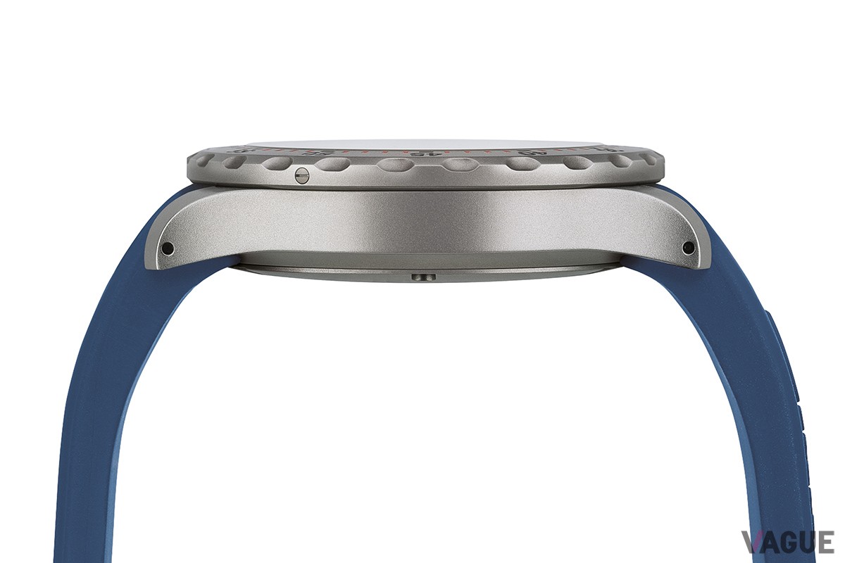 ケース左側面。回転ベゼルにはジンが独自に開発した特殊技法を採用。衝撃により外れることはないが、修理にあたっては容易に分解、確実に装着できるようになっている