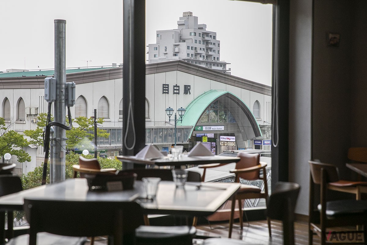 大きな窓から目白駅の駅舎が。駅から近いけれど、落ち着いた静かな雰囲気