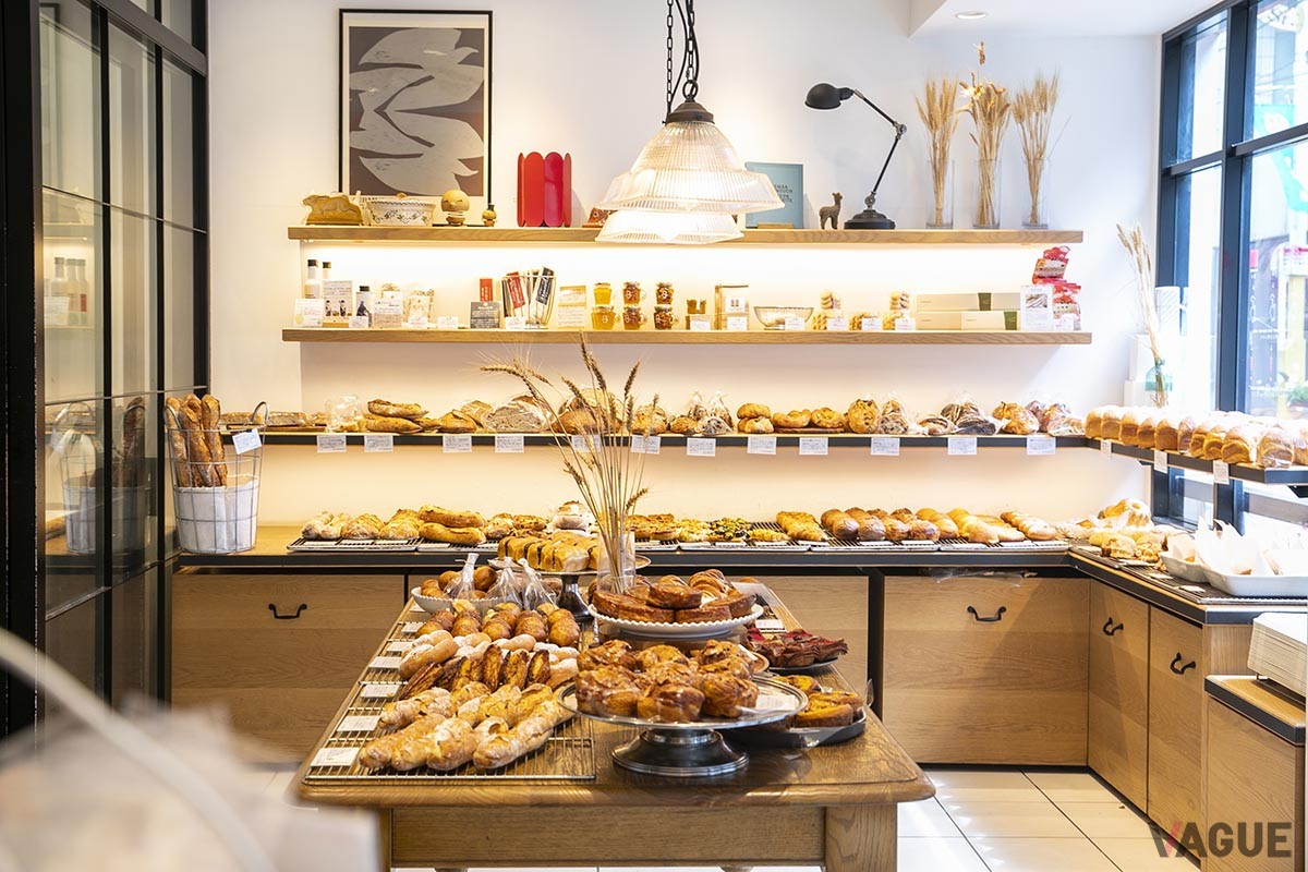 日中は日差しが差し込む、明るい空間。左側の扉の奥は厨房になっている