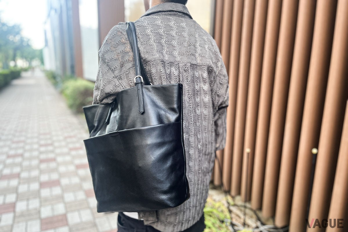 肩がけしやすいロングストラップ仕様。長さも調整できるので、体型やアウターの量にも対応できます