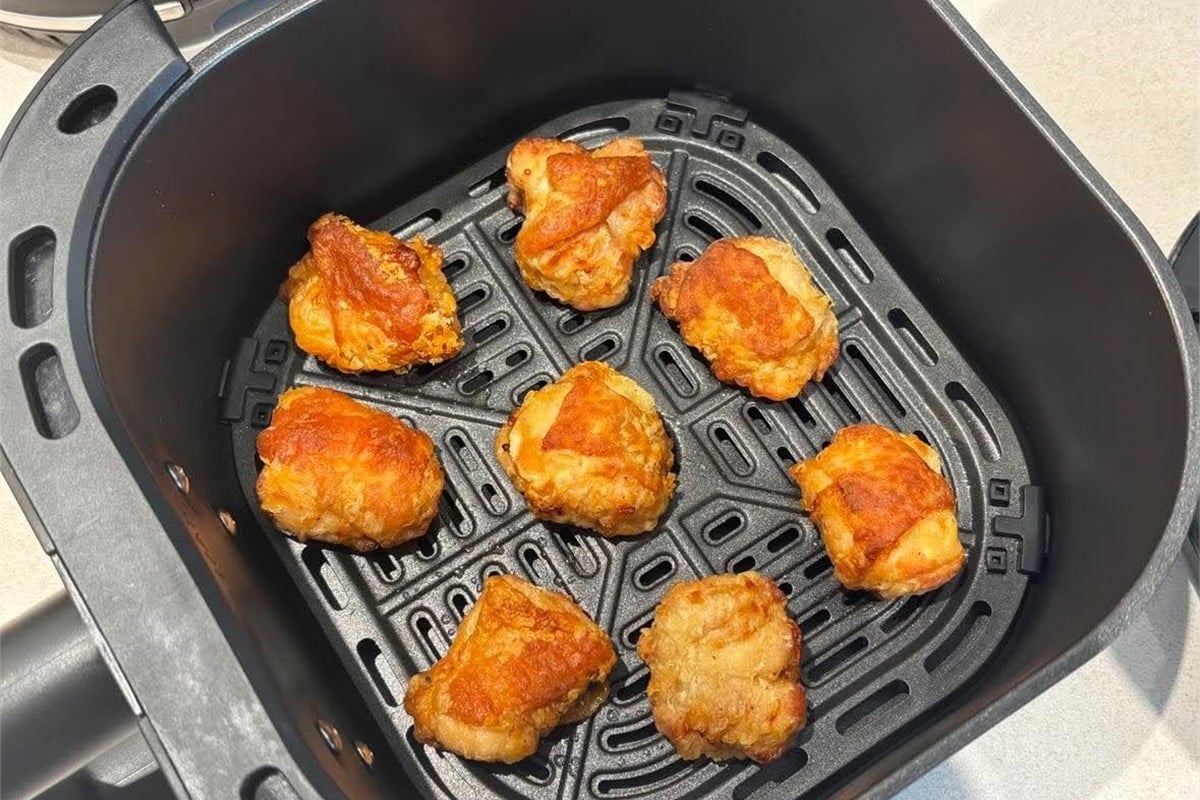 マルチフライ3のバスケットで加熱した唐揚げ。肉の表面には焼き色が付き、各ピースの間には熱風が通る隙間が残されている。実演では自動調理の後、仕上がりの好みに応じて追加加熱や少量の油で食感を調整する方法も紹介された。