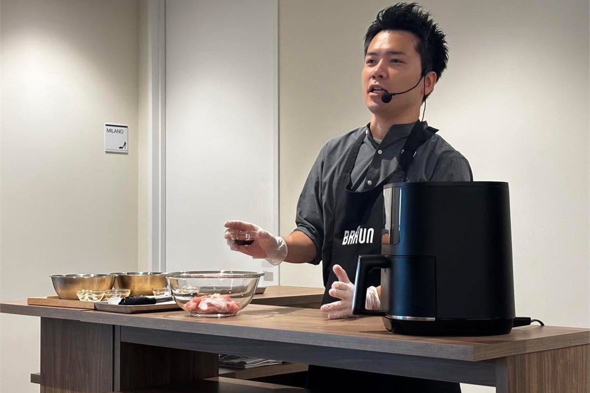 新製品「ブラウン ノンフライヤー マルチフライ3」を前に、揚げない唐揚げの実演を行う料理家の今井亮さん。調理台には鶏もも肉と調味料が並び、油の温度管理を伴う従来の揚げ物とは異なる調理方法を、会場で具体的に紹介した。