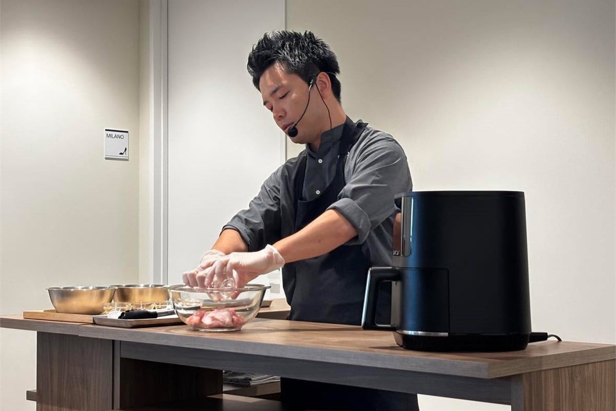 発表会では料理家の今井亮さんが、材料の下ごしらえから加熱までを実演した。肉に調味料を揉み込み、粉を薄く付ける工程は自動化されない部分だが、そのひと手間が仕上がりの食感につながる。調理家電と料理の技術が重なる場面だ。