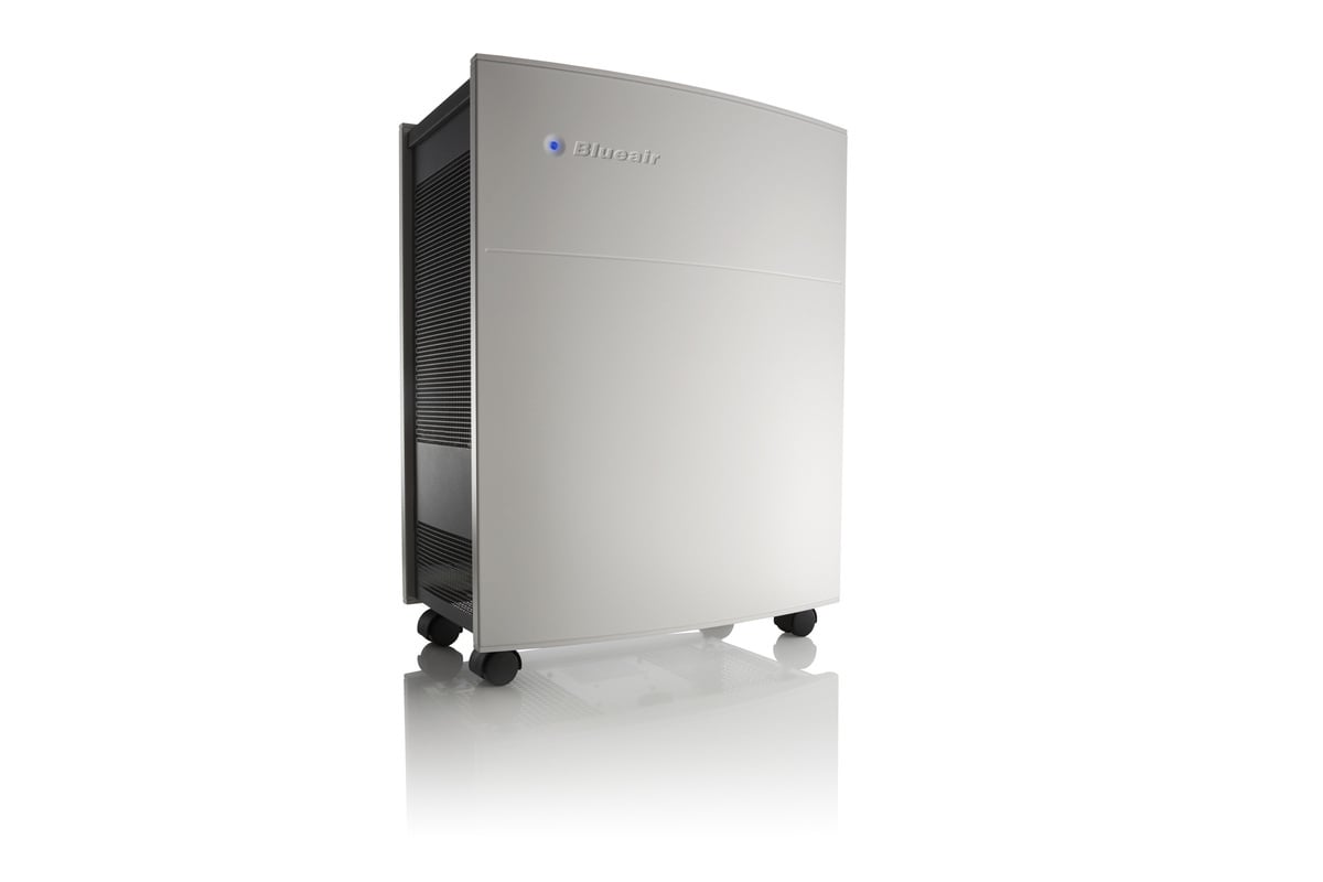 ブルーエアのルーツ的モデル「Blueair Classic 605」。創業以来、微粒子を捕らえるフィルターの性能だけでなく、清浄な空気を室内に速く届けることを重視してきた姿勢が、現在の製品にも受け継がれています。