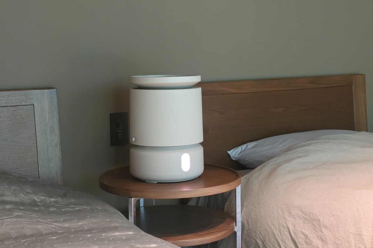 ベッドサイドに設置された「DreamWell™ Humidifier」。空気清浄機がリビングだけでなく、長い時間を過ごす寝室でも使われることを示す一枚です。生活空間になじむ置き方も製品選びのポイントになります。