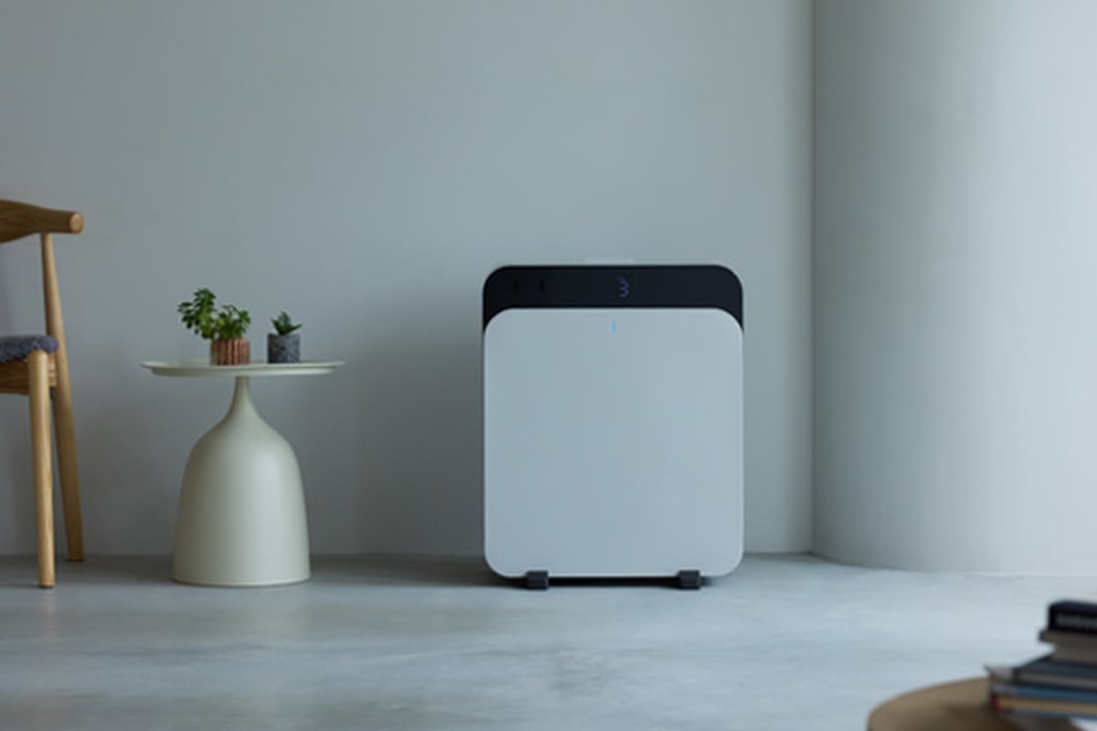 落ち着いたインテリアの中に設置された「Classic Pro」。室内の空気を効率よく清浄するという基本的な役割に加え、日常の居住空間に無理なく置ける外観も伝わってきます。