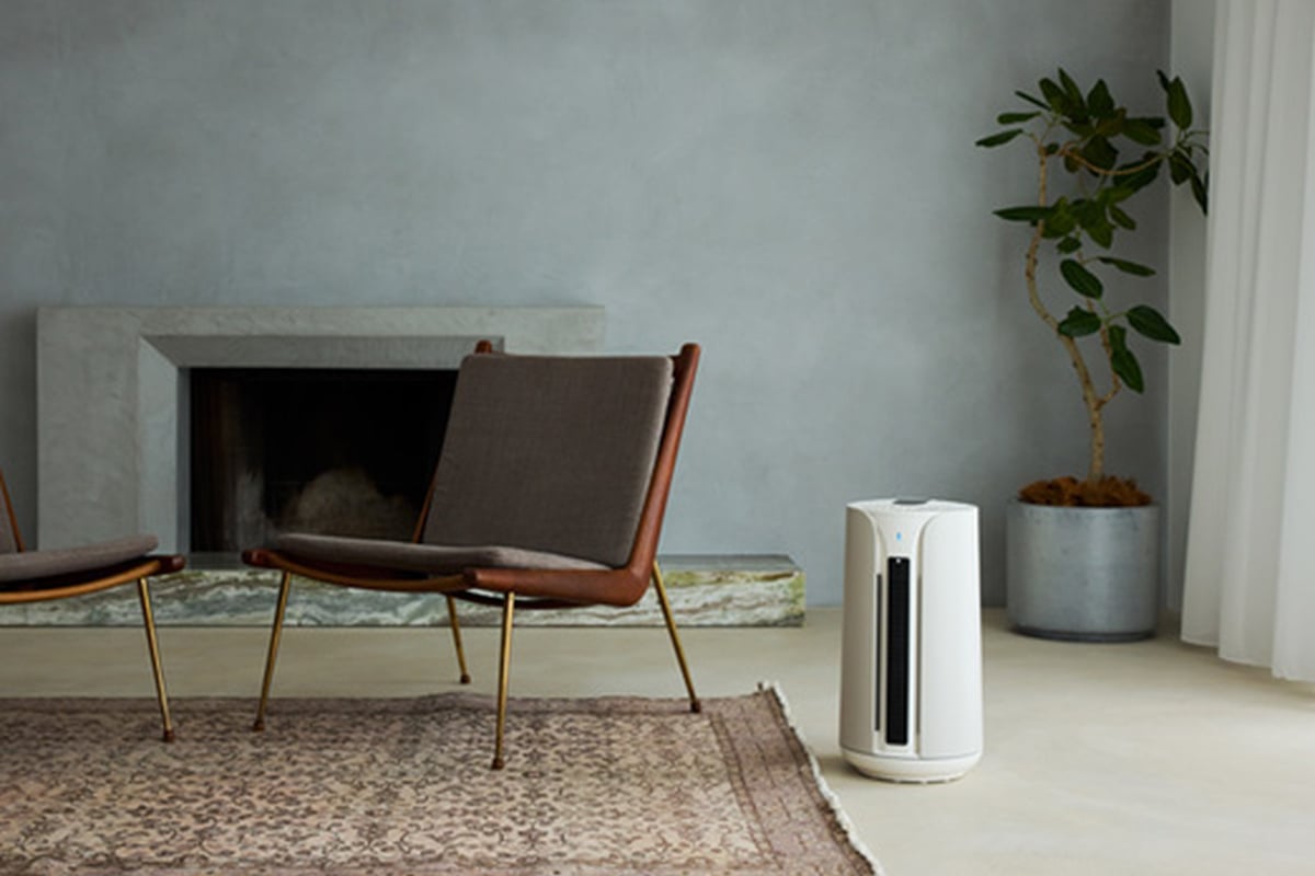 リビングの一角に置かれた「ComfortPure 3-in-1 空気清浄機」。送風や暖房など、空気清浄以外の機能を組み合わせる製品が登場するなか、使う季節や設置場所まで含めた選び方が重要になっています。