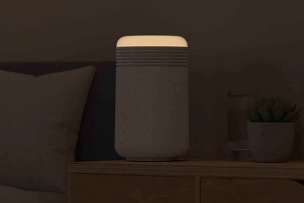 暗い寝室で柔らかな光を放つ「Mini Restful™ 空気清浄機 and Sunrise Clock」。空気清浄機を日中だけの家電ではなく、就寝時にも使う機器として考えると、運転音や明るさ、置き場所への配慮も大切になります。