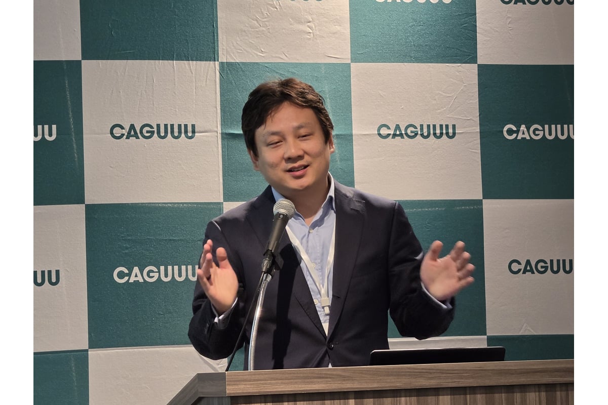 CAGUUUの事業戦略を説明する中村代表。高級家具と量販家具の間にある価格帯を狙い、デザイン性の高い家具を手の届きやすい価格で届けるという方向性を示した。
