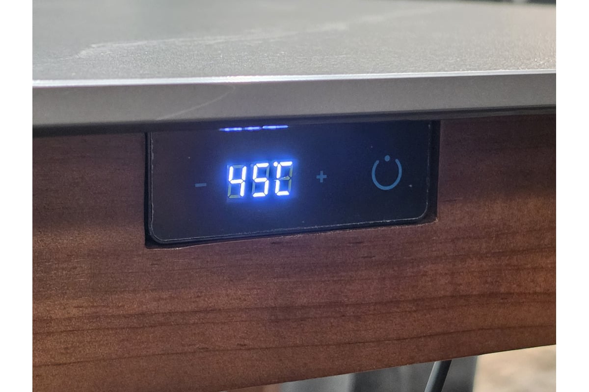 ダイニングテーブルの操作表示部。写真では45℃の表示が確認できる。発熱する家具だからこそ、温度設定やタイマーなどの操作性に加え、長く使ううえでの安全性も気になる。