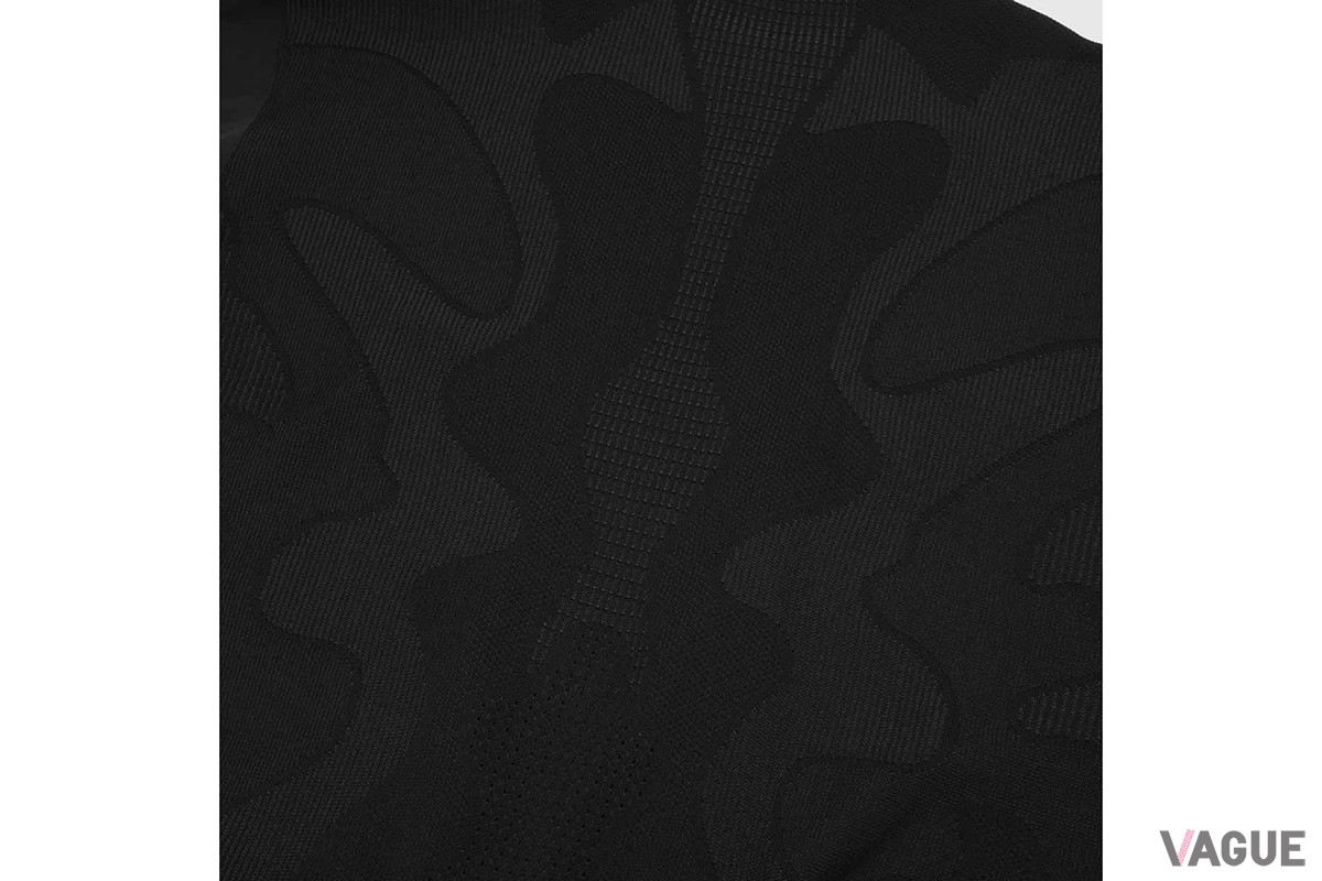 FUSIONKNIT HYBRID CREWNECK：4万4000円