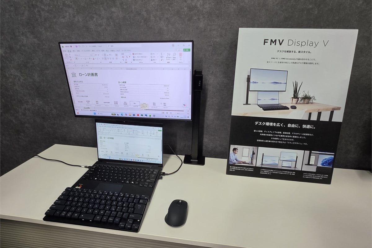 FMV Display Vのフラッグスタイルと、ノートPC、Keyboard X、Mouse Xを組み合わせた展示。FCCLは周辺機器を単体で考えるのではなく、PCを中心としたワークスペース全体の使い心地を設計しようとしている。