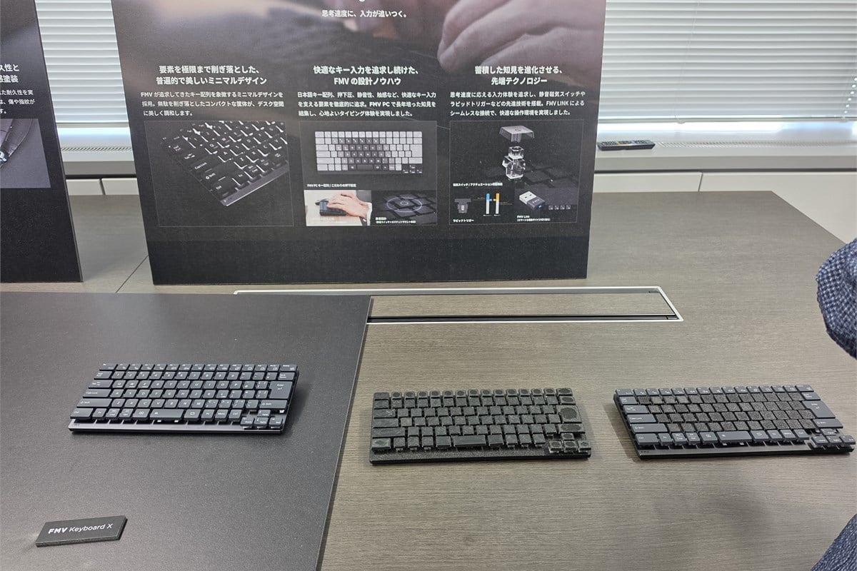 「FMV Keyboard X」の展示。限られた机上スペースでも日本語を自然に入力できるよう、配列やカーソルキーを維持しつつ筐体を0.1mm単位で追い込んだ。磁気スイッチや静音構造など、入力感にも細かな工夫が重ねられている。