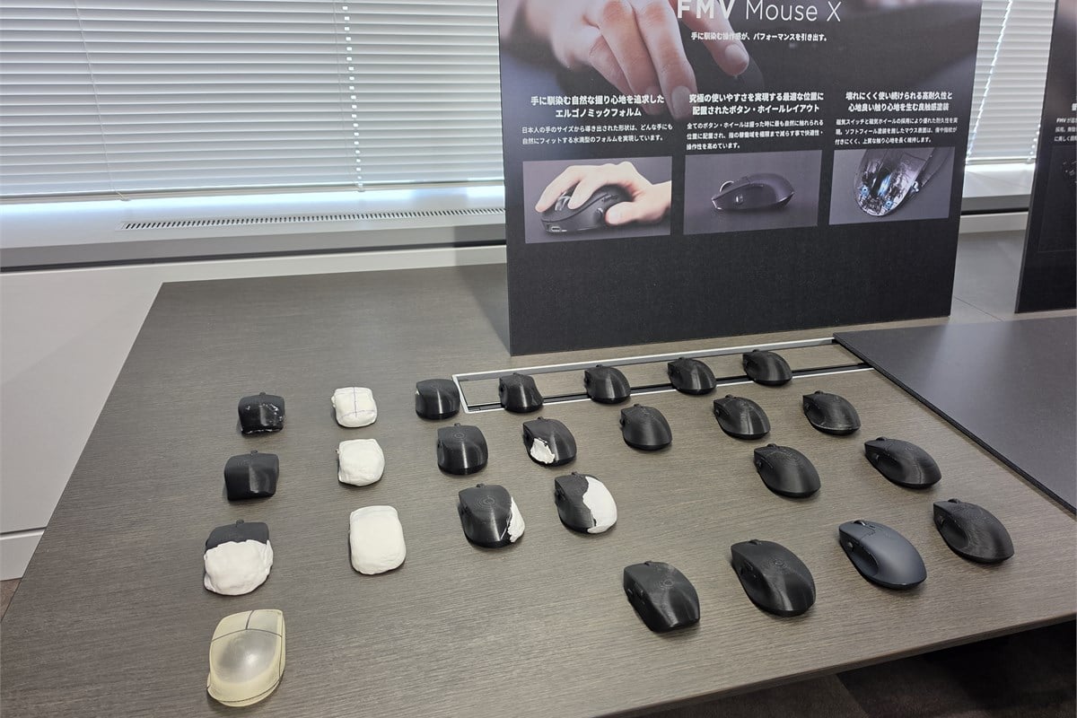 「FMV Mouse X」の開発過程で作られた多数の試作モデル。日本人の手の寸法データをもとに、3Dプリンターで形状を繰り返し検証したという。完成品の約70gという軽さだけでなく、握り心地や親指の動かしやすさまで設計対象にした。