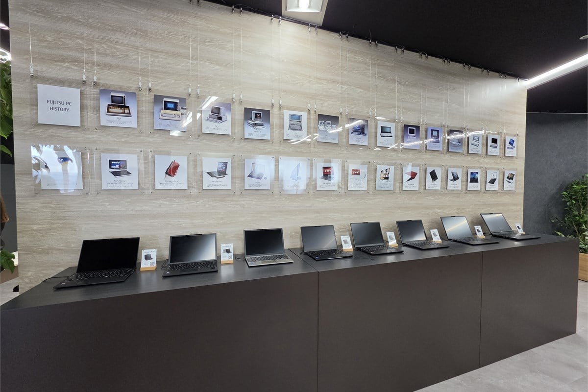 会場に設けられた富士通PCの歴史展示と現行機。約634gの軽量化から周辺機器へと対象は広がっても、細部を詰め続ける開発姿勢は連続している。今回の新製品群は、その作り込みをPCの外側へ拡張する提案ともいえる。