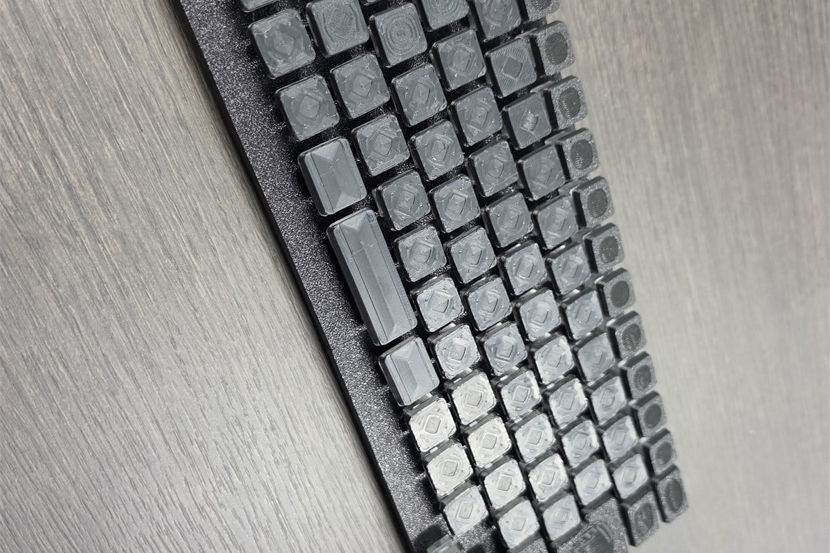 キーキャップを外した「FMV Keyboard X」の試作展示。静音磁気スイッチやガスケットマウントなど、外観からは見えない部分にも入力感と静音性を高めるための工夫が盛り込まれている。