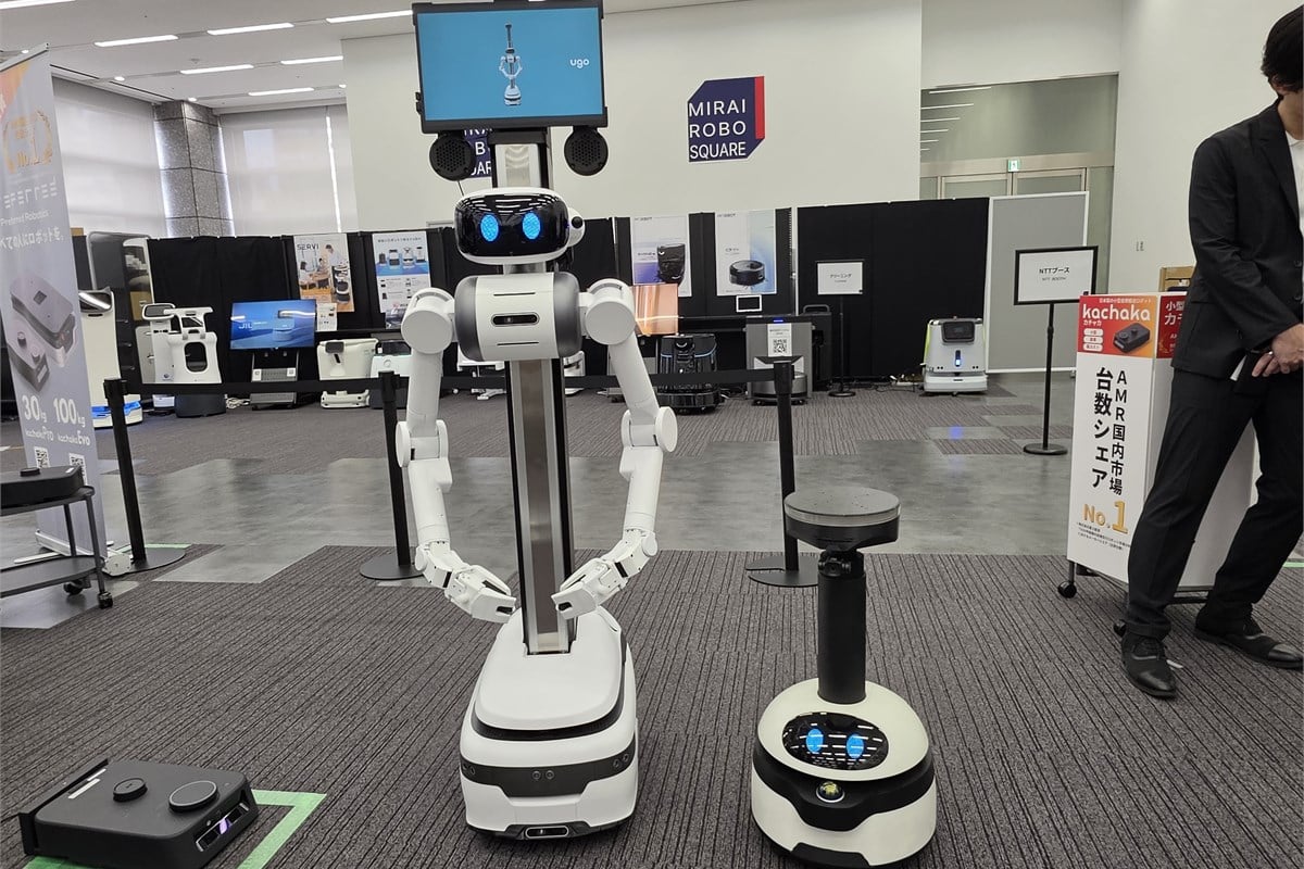 会場に展示されたｕｇｏのロボット。警備や点検など用途ごとに構成を選ぶ実装思想が見て取れます。人型に近づけることより、現場で必要な機能を確実に届けることが設計の出発点です。