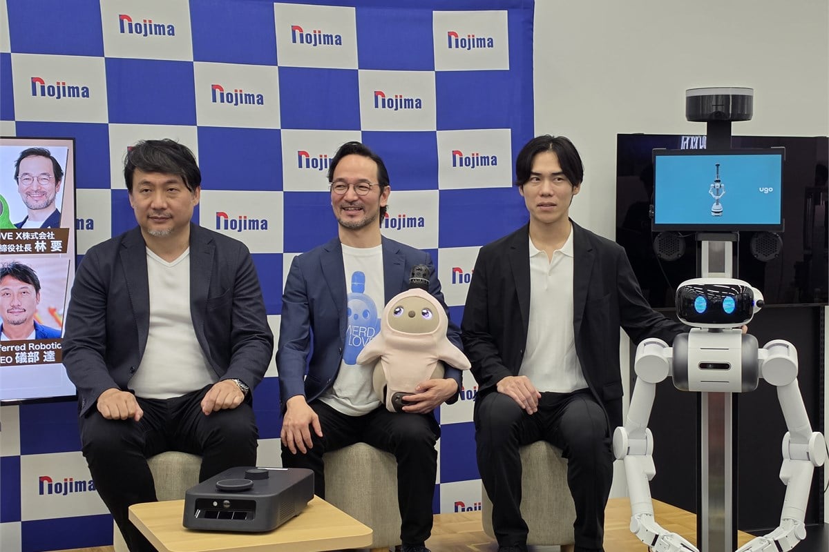 セッション後のフォトセッション。3社のトップがそれぞれのロボットと並び、フィジカルAIという一つの言葉のもとに、多様な身体と役割が共存していることを象徴する場面となりました。