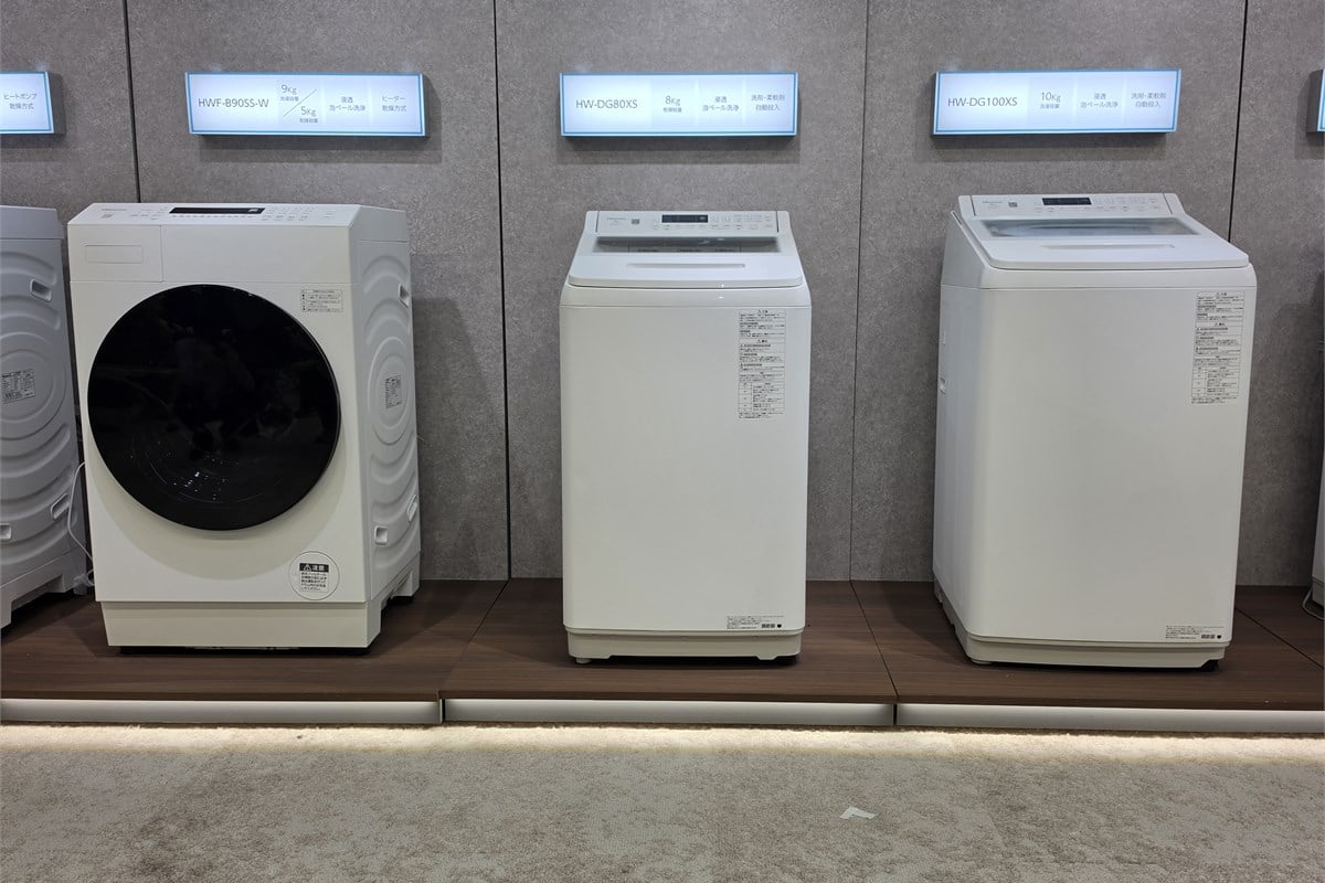 会場で並べて展示されたドラム式洗濯乾燥機と縦型全自動洗濯機。設置性や容量、洗濯習慣の違いに応えるラインアップの広がりは、日本メーカーが向き合う競争の変化を象徴する光景でもある。