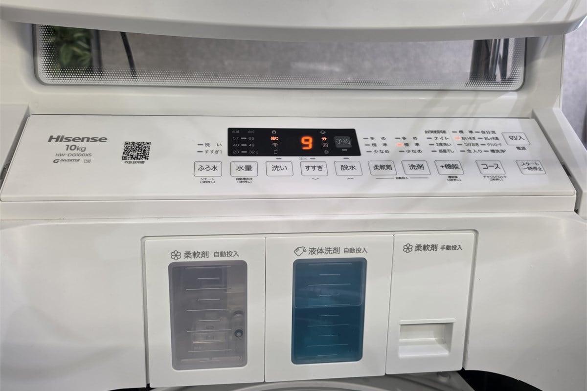 縦型全自動洗濯機の背面操作パネル。前側に操作部を置かないことで洗濯物を出し入れしやすい空間を確保し、フタを開けた状態でも操作できるようにした。実際の動線に着目した使い勝手の工夫だ。