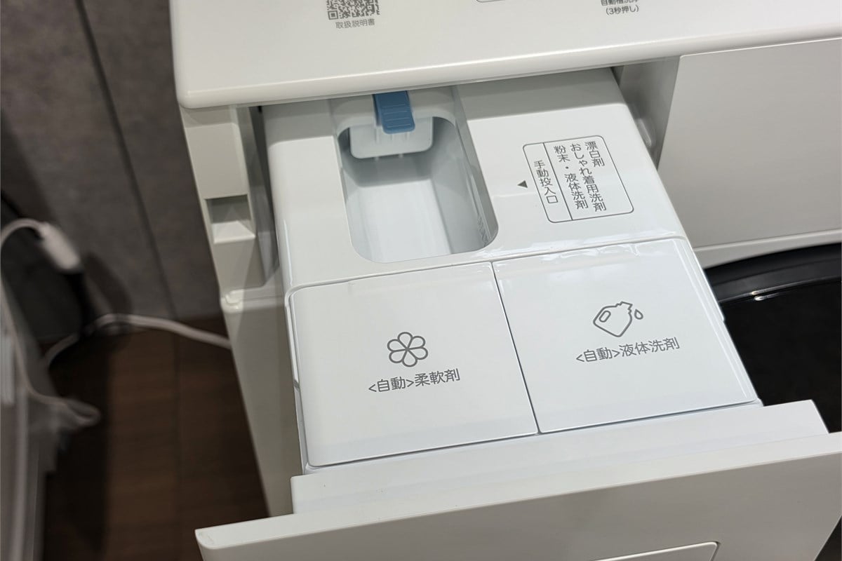 縦型全自動洗濯機の液体洗剤・柔軟剤自動投入タンク。使用量を毎回計量する手間を減らすだけでなく、取り外しや補充のしやすさも考慮している。地味ながら使用頻度が高い部分にこそ設計思想が表れる。