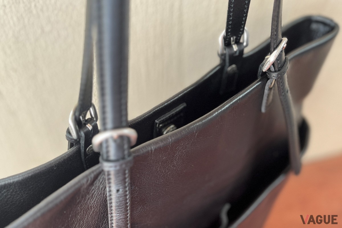 レザーを折り返すことで、ステッチが目立ちにくい上品な仕上がりに