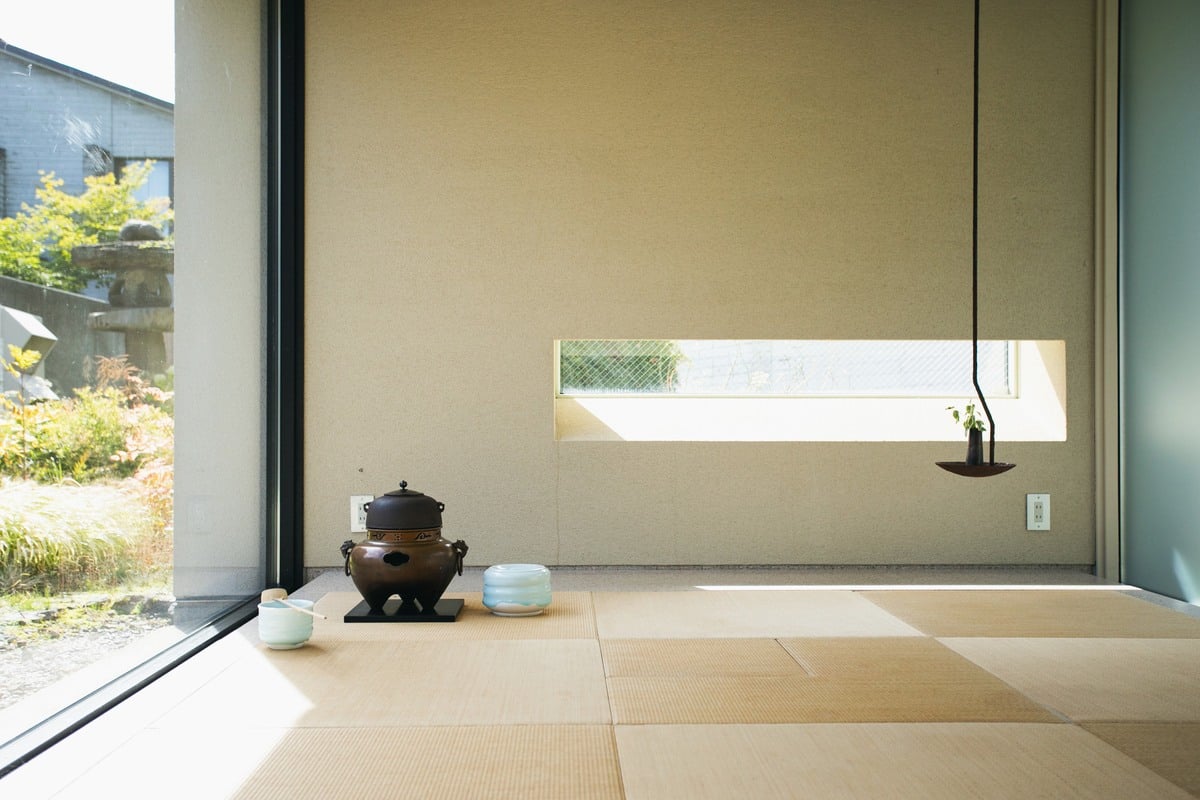 高さの異なる窓から光と緑を取り込む、茶室のしつらえ