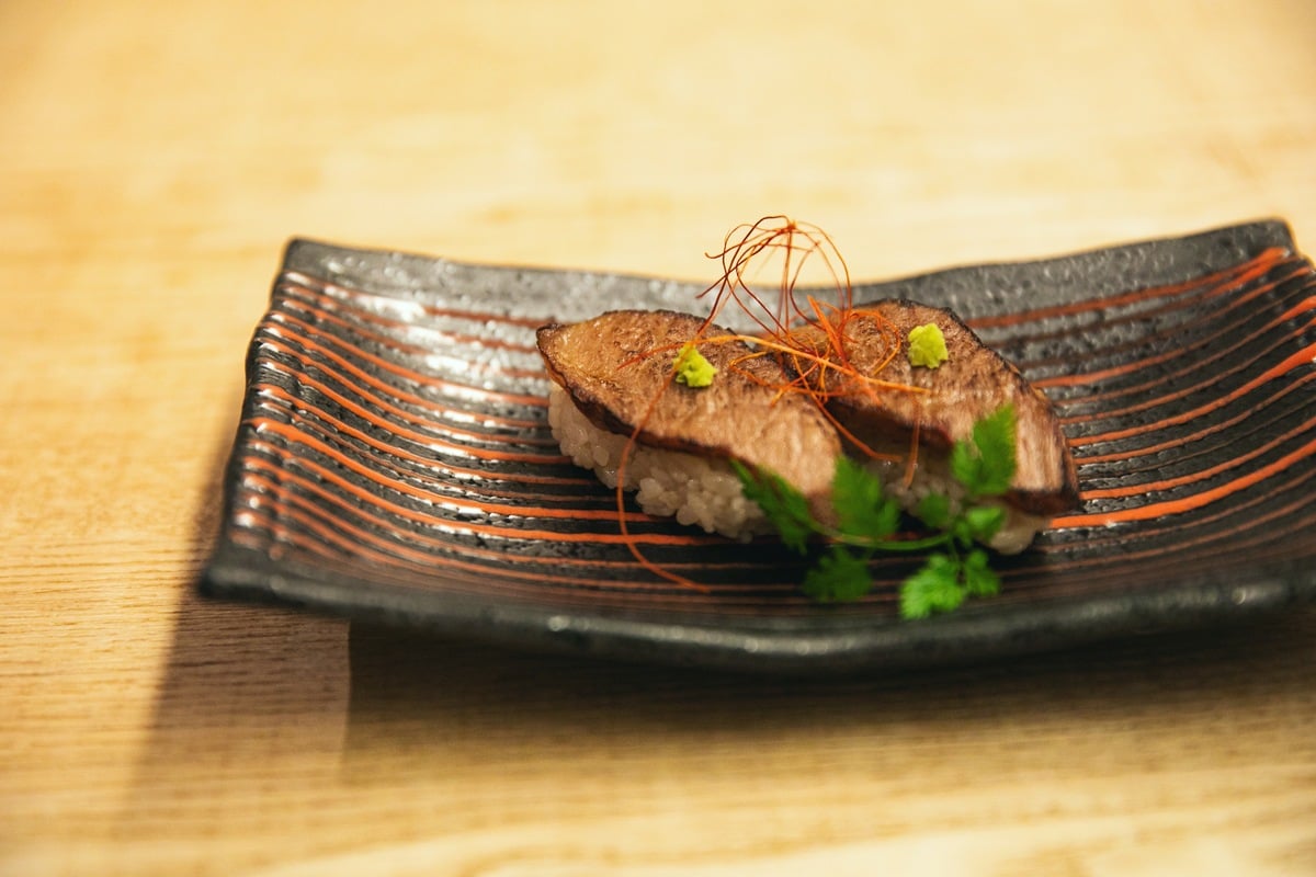 食事の締めくくりに味わう、炙った和牛の握り