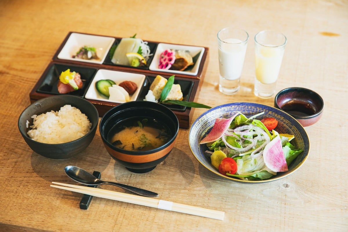 小鉢に盛られたおかずを、ご飯と味噌汁で楽しむ朝食