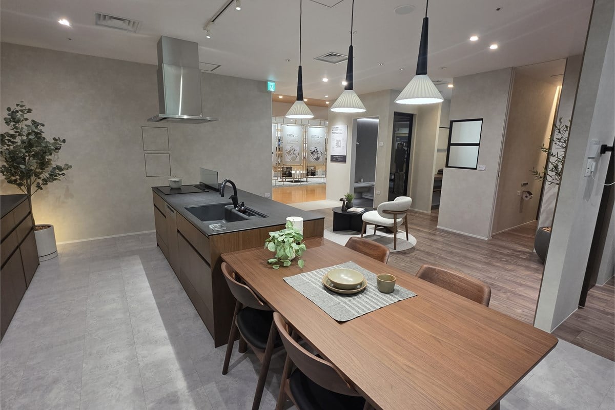 キッチン、ダイニング、水まわり、建具などをひとつの住空間として見せる展示。商品単体の機能だけではなく、複数の商材を組み合わせたときの空間全体の統一感をリアルに体感できる。