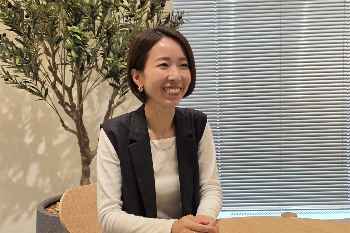 AIシミュレーターの開発背景について語る山形氏。画像生成だけをAIに任せるのではなく、商品情報の正確性やDesign Styleとしての空間品質を、人の目で繰り返し検証しながら仕上げていったという。
