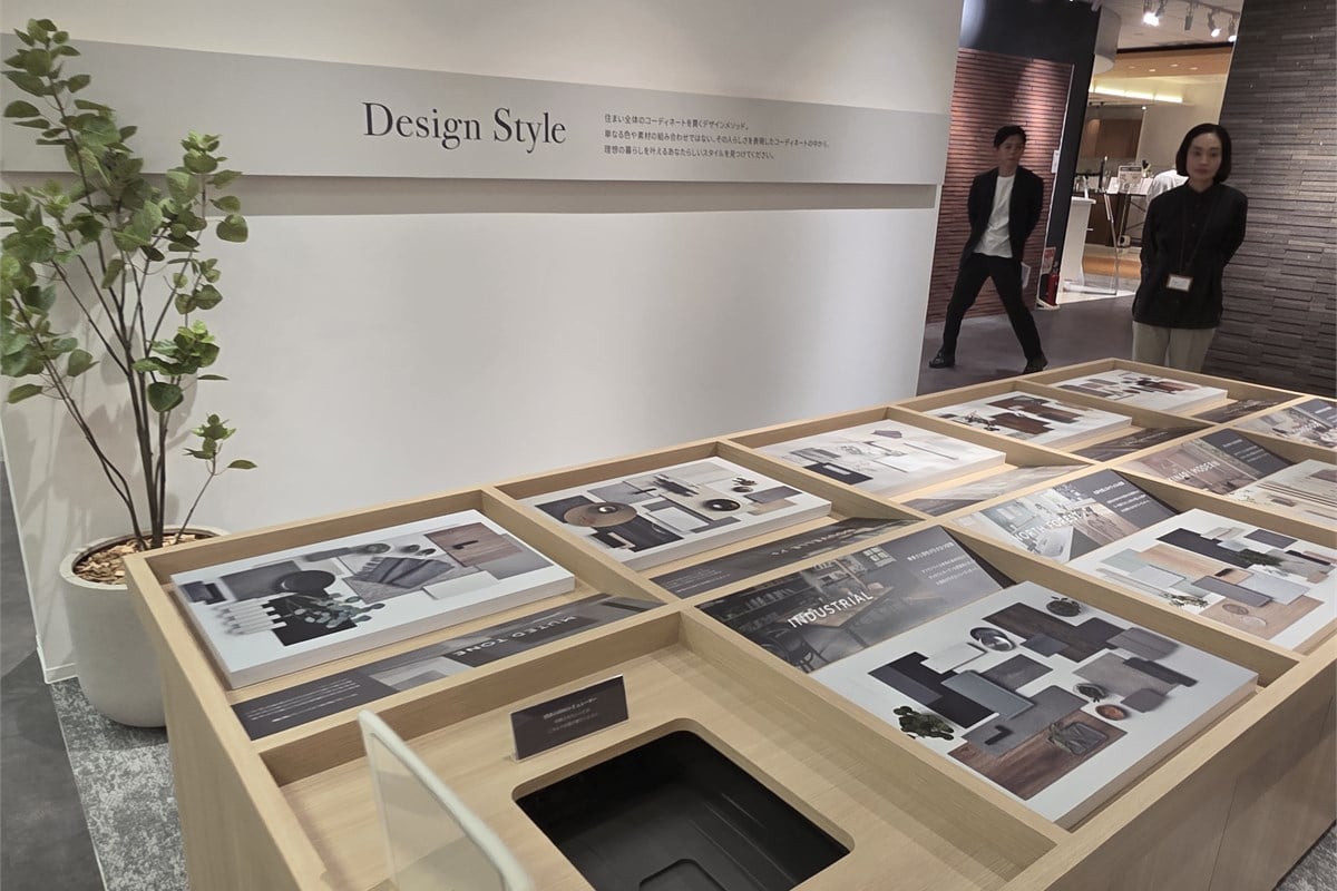 「Design Style」の展示。色や素材、住宅設備を一つずつ選び始めるのではなく、まず好みの世界観をつかみ、その方向性から複数商材をコーディネートしていくための手掛かりを用意する。