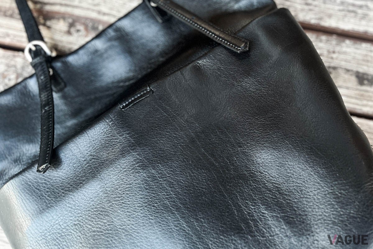 Artisan Leather(牛革/日本製)。“レザー”ブランドとしてのノウハウを注ぎ、手間を惜しまず理想を追求したアニアリのオリジナル素材。高級感のある艶と手に吸い付くようなタッチの質感が特徴