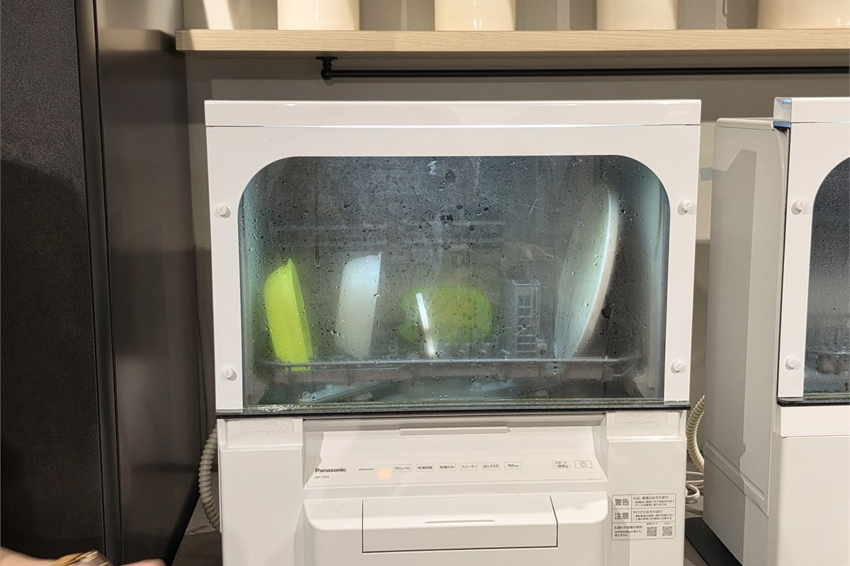 タンク式食器洗い乾燥機「NP-TSP2」。想定売価は約7万円前後。分岐水栓工事が不要で、最大4人分の食器をまとめて洗えるため、離乳食期の大量の洗い物も“丸投げ”できます。