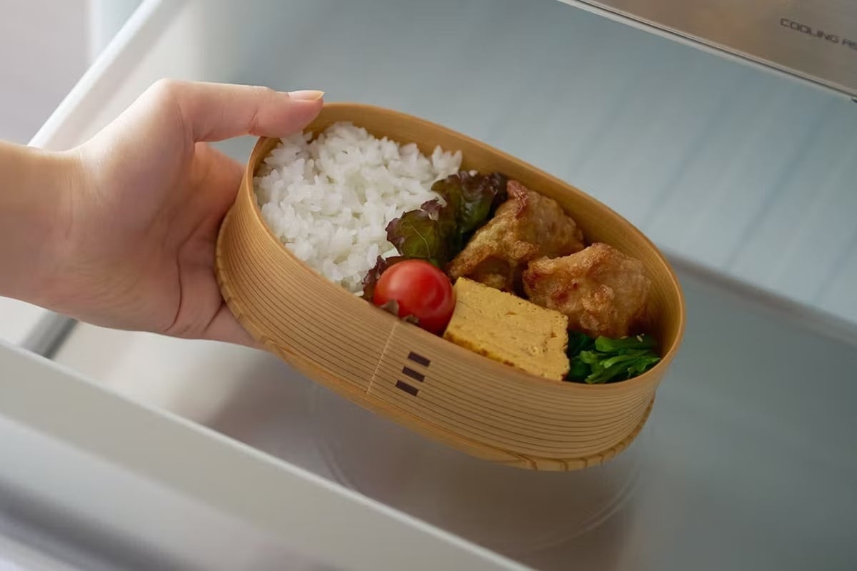 冷凍冷蔵庫「NR-F55HY3」。想定売価は約29万円前後。「あら熱取り急速冷却」で作りたてのお弁当や離乳食をすばやく冷まし、“冷めるまで待つ”時間を短縮できます。