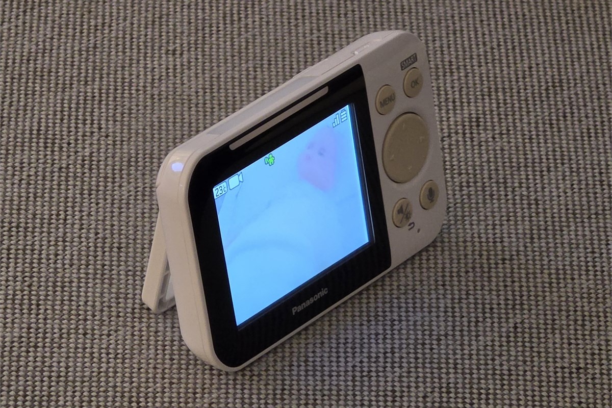 ベビーモニター「KX-HC750」。想定売価は約2万6000円前後。音・動作・温度の3種類のセンサーを搭載し、赤ちゃんの変化を専用モニターへ通知。何度も寝室を確認しに行く負担を減らします。