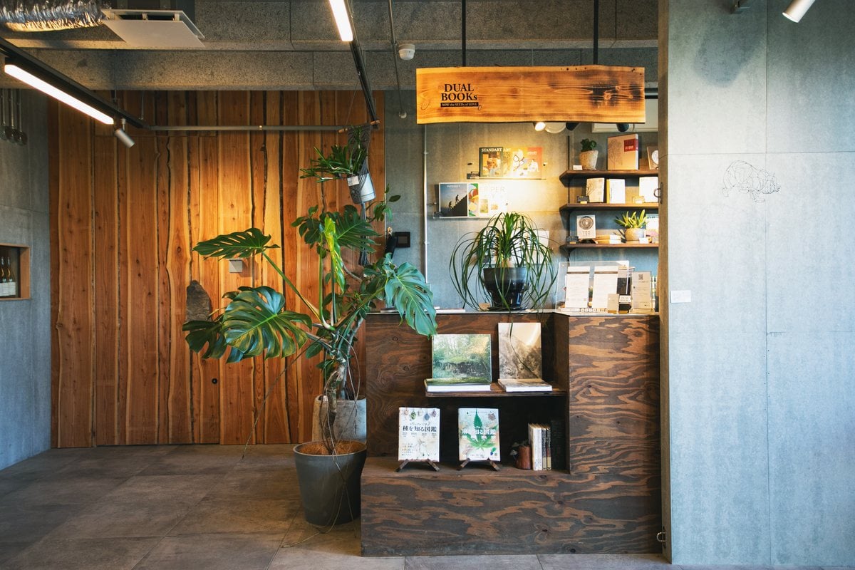 植物に囲まれた本棚で、滞在中に読む一冊が購入できる