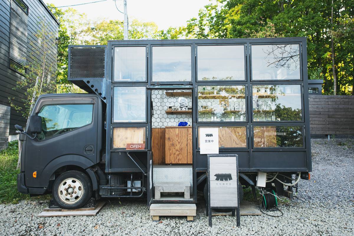 トラックの荷台を店舗に仕立てた、個性的な雑貨店