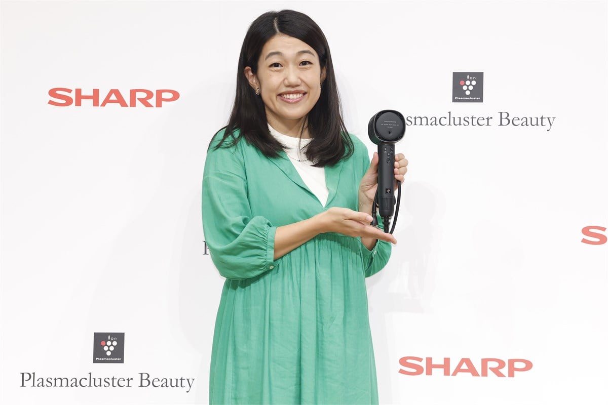 新型ドライヤーを手にする横澤夏子さん。3人の娘のヘアドライを優先するうち、自分の髪は自然乾燥になりがちという日常を明かしました。忙しい家庭では、単なる風量の大きさ以上に、短時間で無理なく使い続けられることが大きな価値になります。