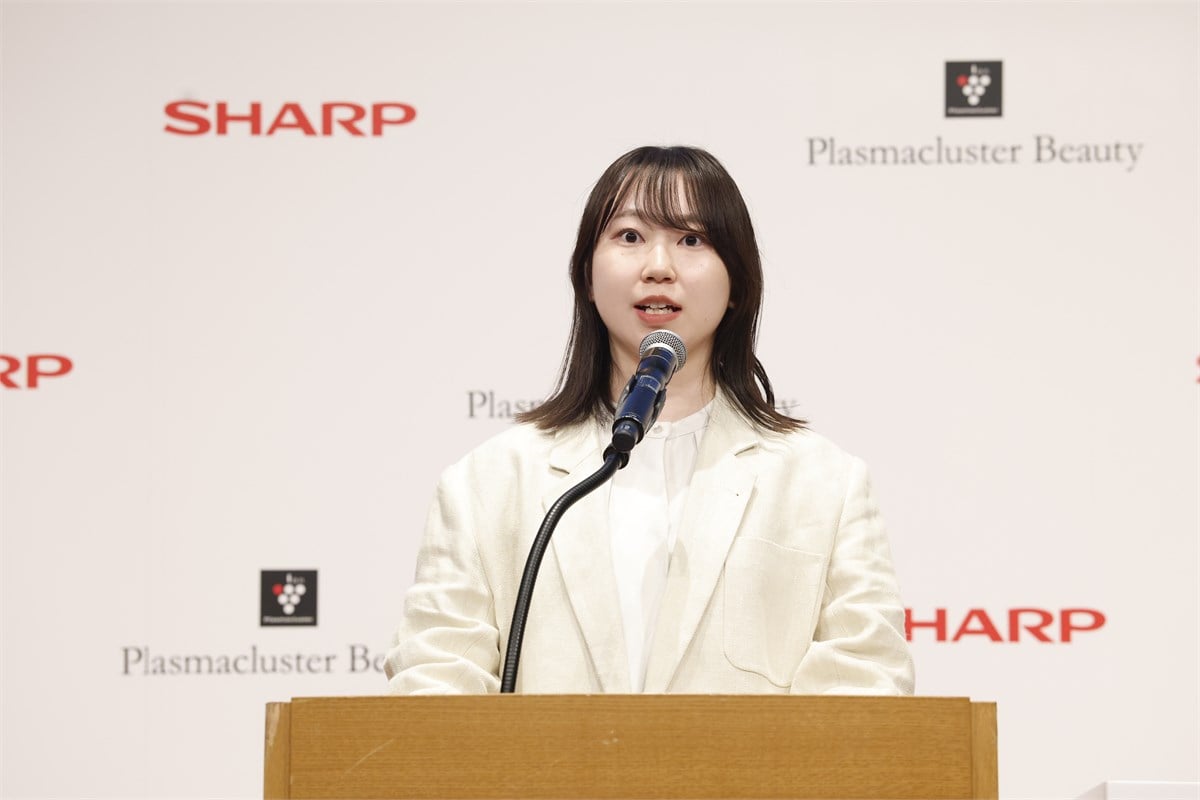 製品の特徴を説明した、シャープ Smart Appliances & Solutions事業本部 プラズマクラスター・ヘルスケア事業部 国内PCI商品企画部 主任の二和田こももさん。美容師の手の感覚に着目し、速乾と熱制御に加えて「乾かし終わりの判断」まで技術化した点が今回の見どころです。
