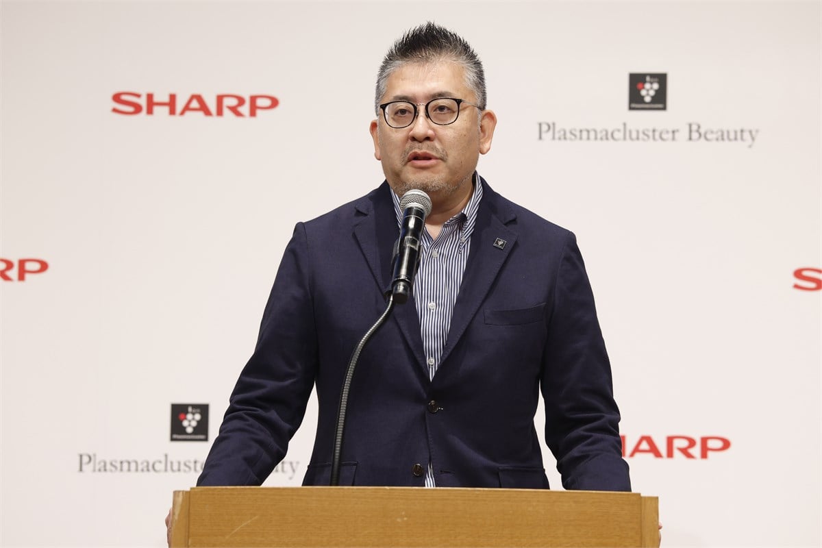 発表会で開発背景と事業方針を説明した、シャープ Smart Appliances & Solutions事業本部 プラズマクラスター・ヘルスケア事業部 事業部長の岡嶋弘昌さん。空気清浄で培った技術への信頼を、静電気抑制という切り口でヘアケアにも広げようとする戦略を語りました。