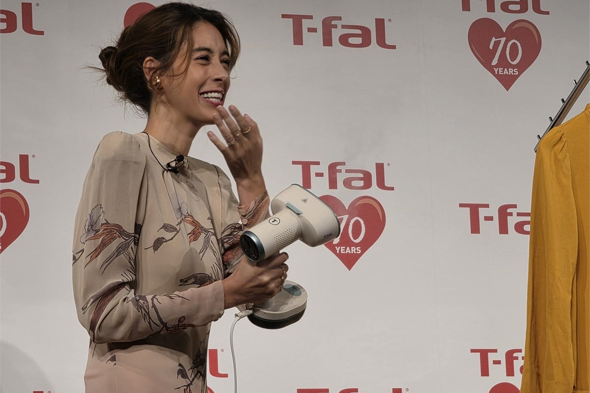 森泉さんがエアロスチーム Sを手にした実演シーン。公称約1.1kgの本体だが、筆者が会場で試した際は重心バランスがよく、数字から想像するほど重さは気にならなかった。