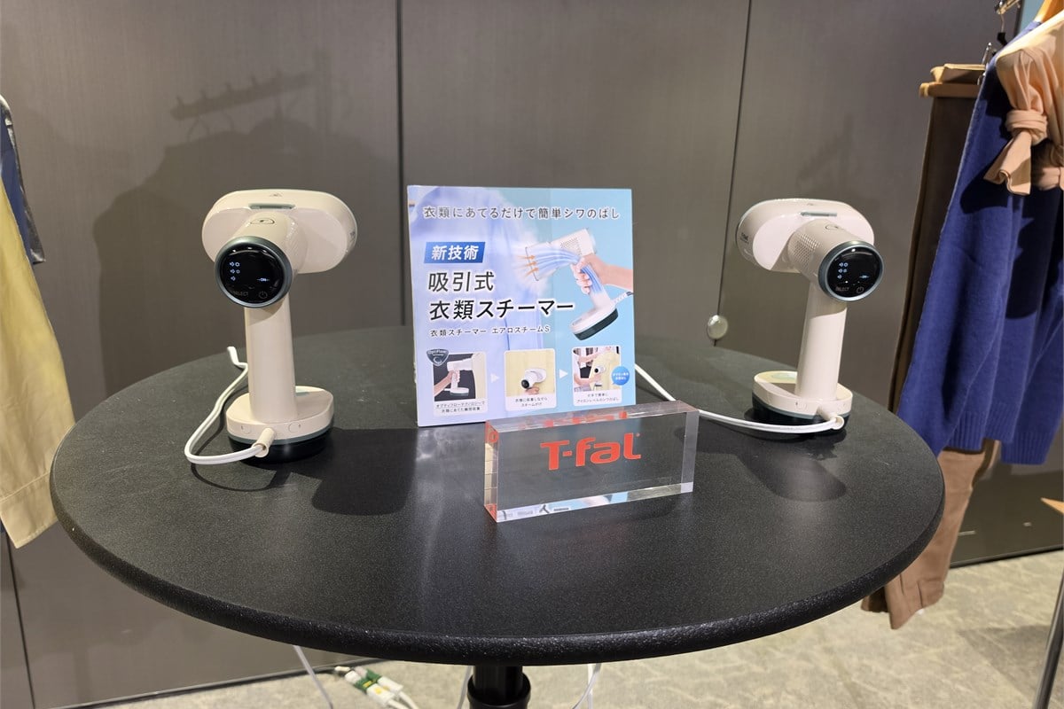 エアロスチーム Sの展示機。吸引機構を備えたヘッドは回転式で、使用後は向きを変えてコンパクトに収納できる。スチーマーの手軽さとアイロンに近い仕上がりの両立を狙ったモデルだ。
