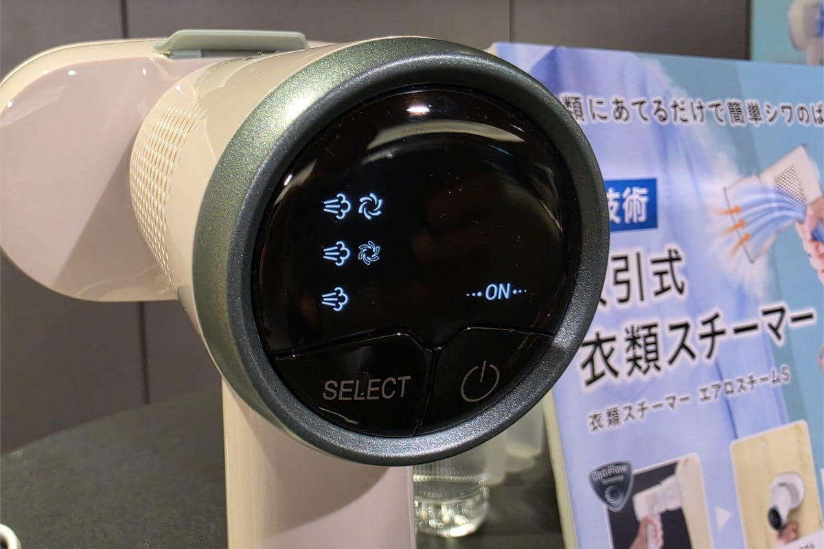 本体後部のデジタルディスプレイ。スチームのみ／スチーム＋ソフト吸引／スチーム＋ターボ吸引の3モードを切り替え、衣類の素材やシワの状態に応じて使い分けられる。