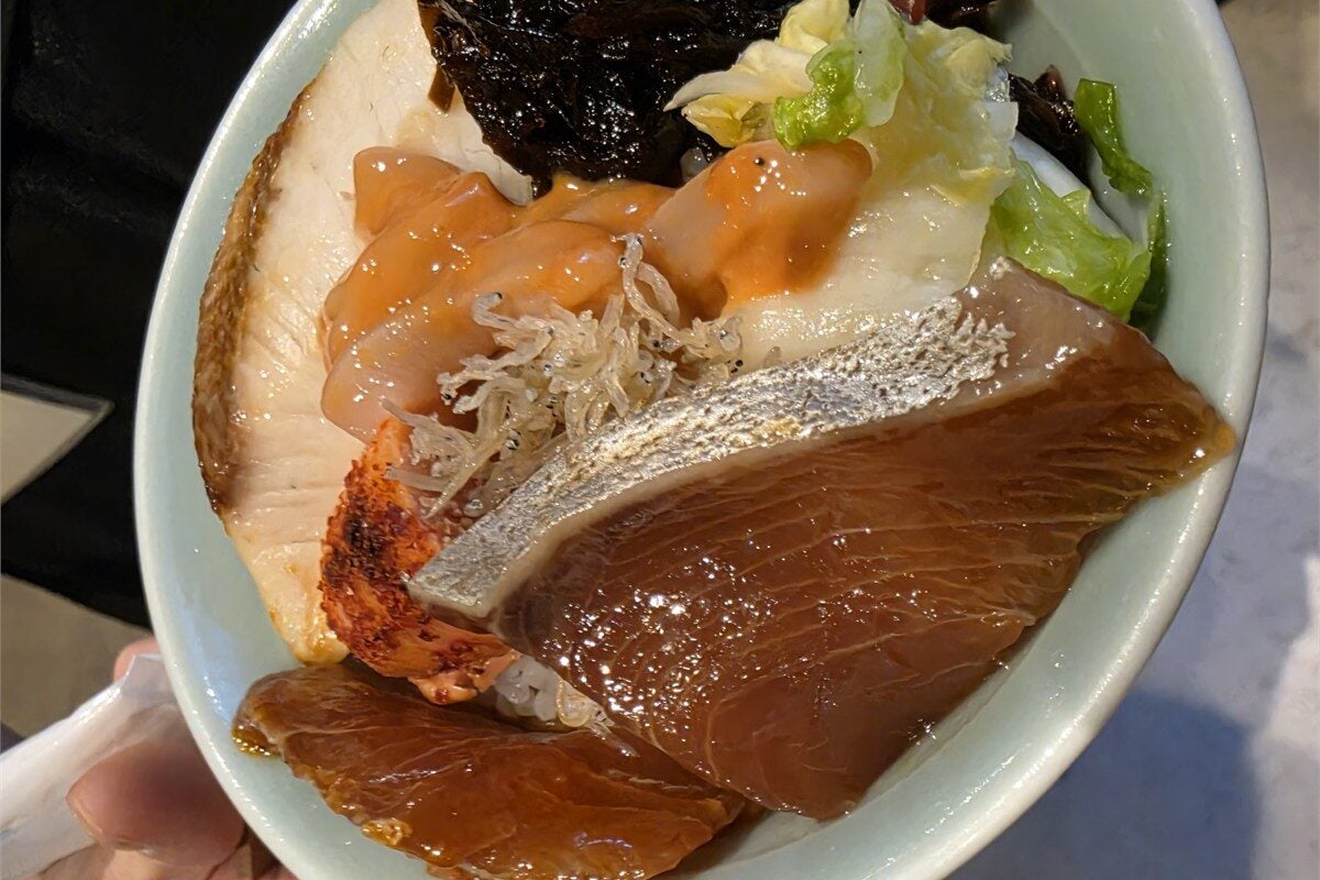 会場となった「なるたけ」で用意された魚介を中心とする料理。鹿児島の食材を生かした“ごはんのお供”を味わいながら、JRT-A100で炊いた白いごはんとの組み合わせを体験した。