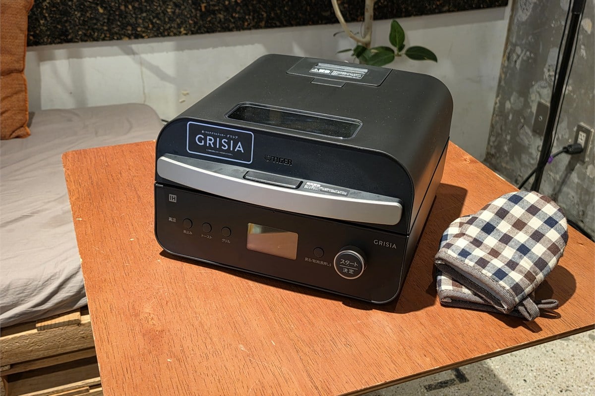 会場に展示されたマルチグリルクッカー「GRISIA〈グリシア〉CLX-A400」。マットブラックの本体は、キッチン以外の空間にもなじむ落ち着いた外観。焼く・煮る・トーストなど1台16役を担う新しい自動調理家電として提案された。