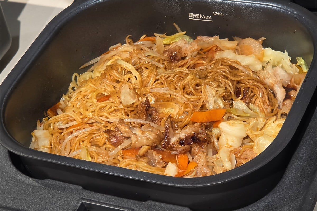GRISIAで仕上げた焼きそば。麺と野菜、豚肉をまとめて加熱したあと、ソースを混ぜて完成する。調理中にフライパンを振ったり、火加減を見張ったりしなくて済むことが、忙しい日の料理の負担を減らしてくれる。