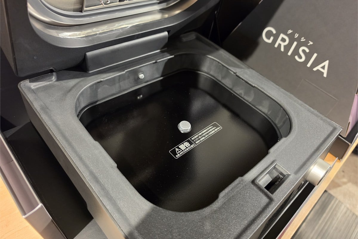 インナーポットを取り外したGRISIAの本体内部。毎回洗う部品は基本的にインナーポットだけで、ふた内側のガラス面は汚れを拭き取れる。調理中の省力化だけでなく、後片付けまで考えた設計が日常使いを後押しする。