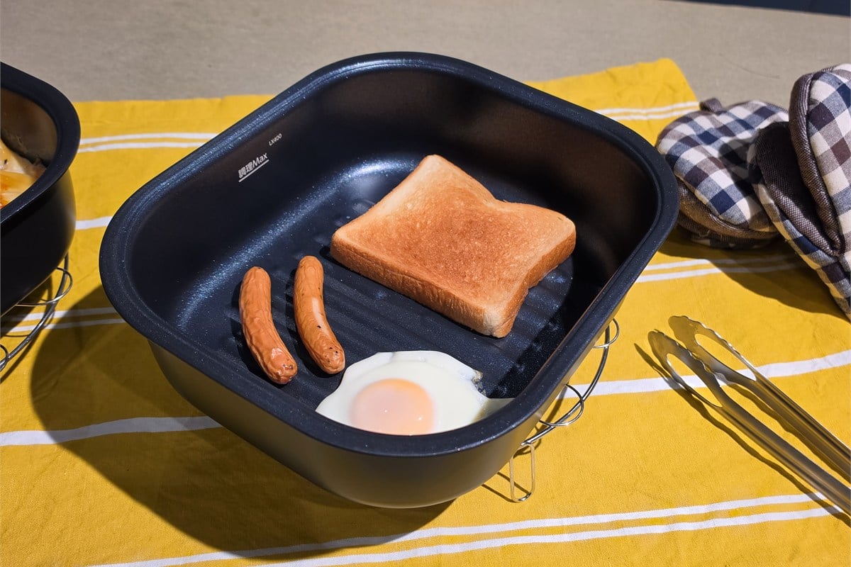 会場に展示された朝食メニューの一例。インナーポットにトースト、ソーセージ、目玉焼きが並び、GRISIAが朝の食卓にも使えることを示している。肉料理だけでなく、普段の食事づくりに使う場面が想像しやすい展示だった。